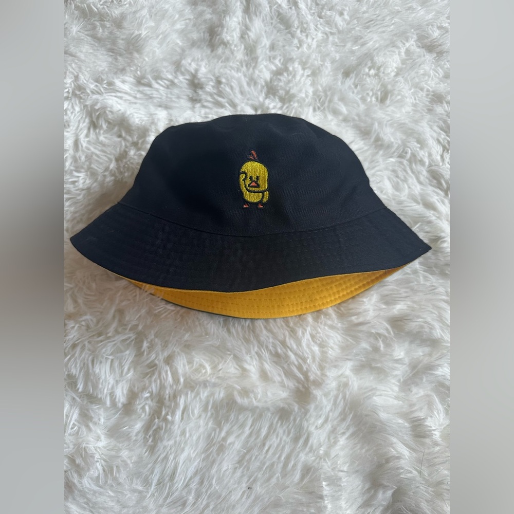 Reversible bucket hat (black and yellow) with embroidered duck.